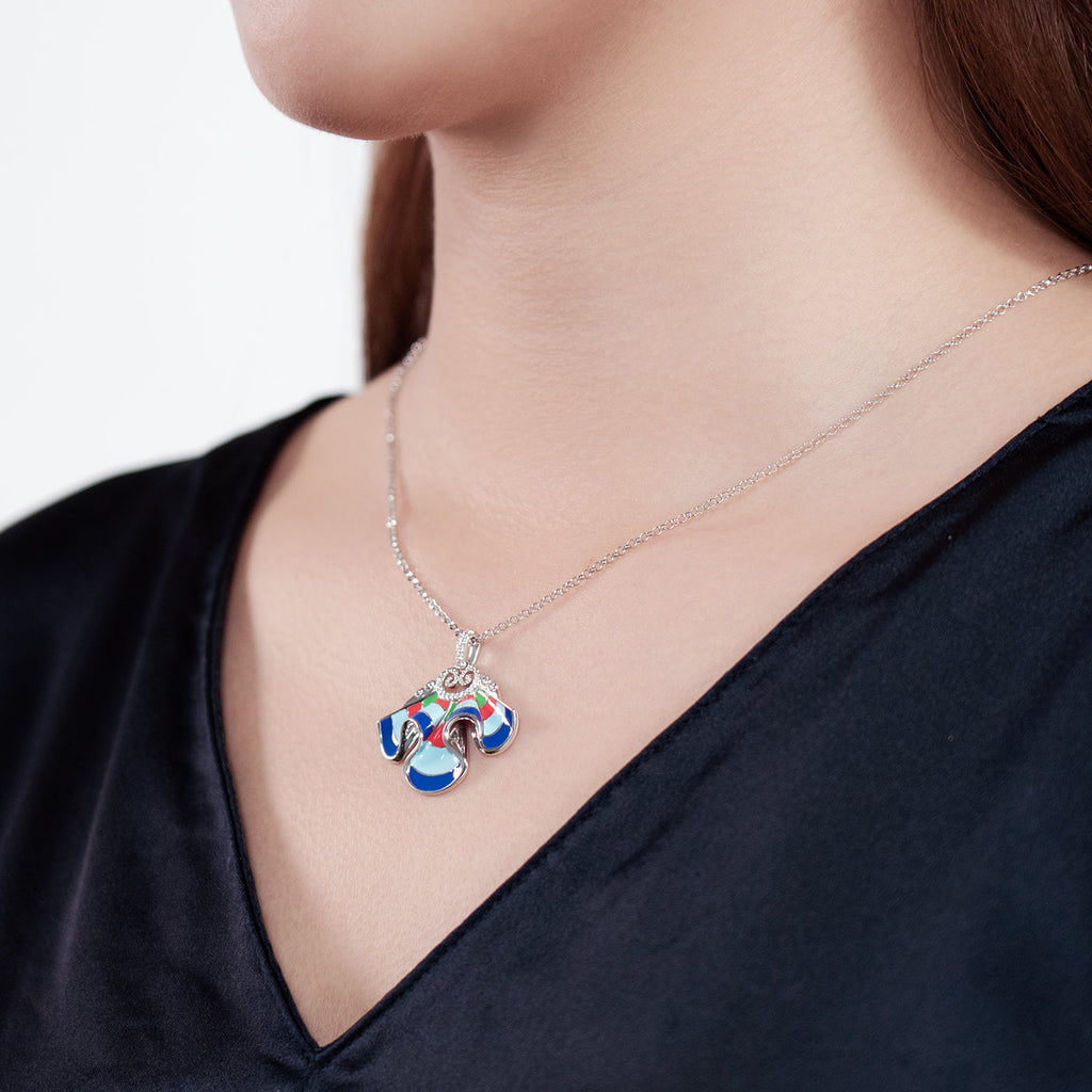 The Elegance of the Yi Necklace Blue Model Image - Shen Yun Collections