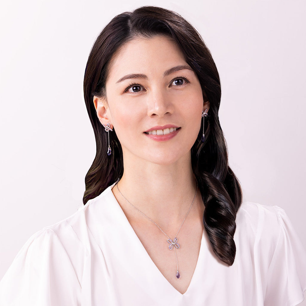 Blissful Knot Necklace and Earrings Silver - Modeling