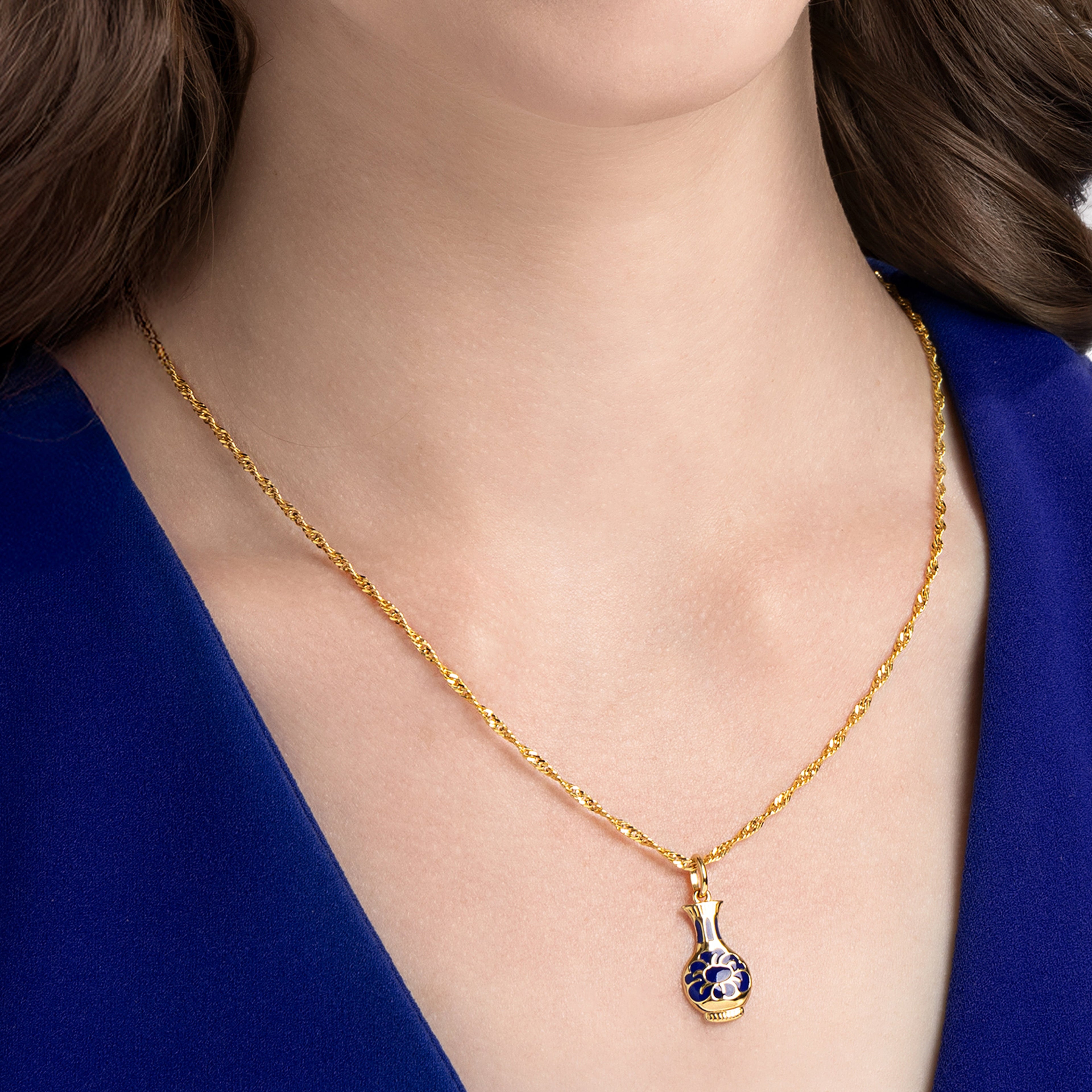 Porcelain Grace Charm Gold